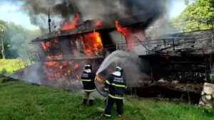 Leia mais sobre o artigo Embarcação em estaleiro pega fogo e mobiliza Corpo de Bombeiros de Corumbá | vídeo