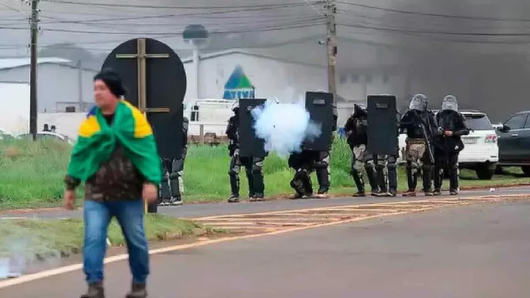 Manifestantes descumprem decisão judicial e PRF dispersa grupo com bombas de gás em MS