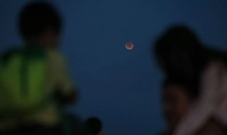 Eclipse lunar com lua de sangue poderá ser visto nesta terça-feira