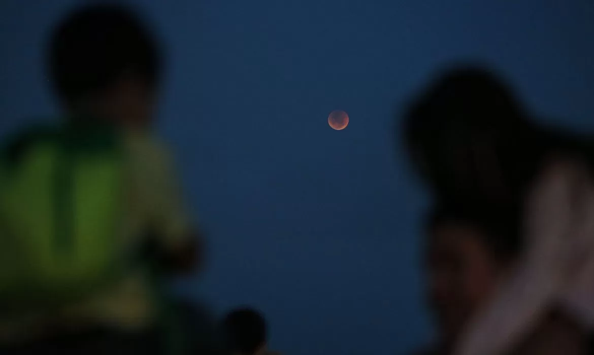 Você está visualizando atualmente Eclipse lunar com lua de sangue poderá ser visto nesta terça-feira