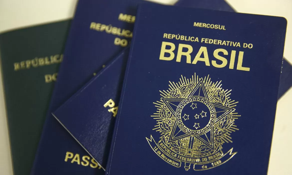 Você está visualizando atualmente Por falta de verba, Polícia Federal suspende emissão de passaportes