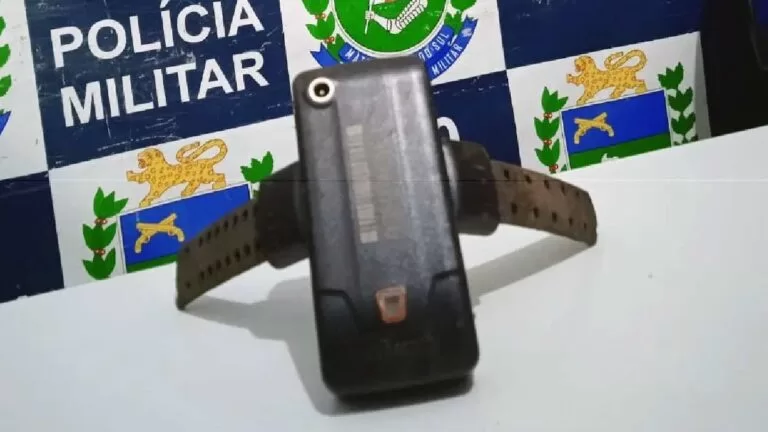 Homem é preso em Corumbá após ser denunciado por cortar tornozeleira eletrônica. Dispositivo foi encontrado danificado.