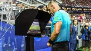 Leia mais sobre o artigo Fifa promete que VAR tomará decisões mais rápidas na Copa