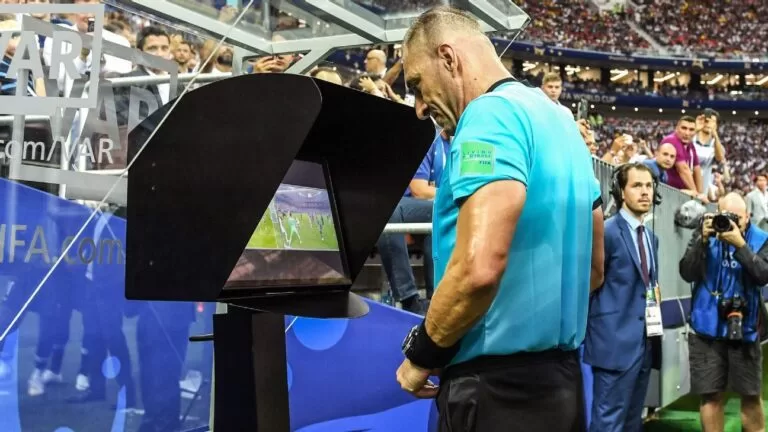 Fifa promete que VAR tomará decisões mais rápidas na Copa