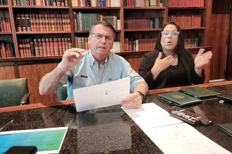 Bolsonaro diz que ‘nada justifica ato terrorista’ e que está ‘previsto’ que ‘opositor’ assuma