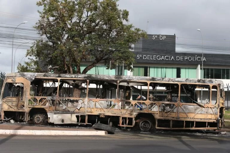 Vandalismo em Brasília foi praticado em parte por manifestantes de QG do Exército, diz governo do DF