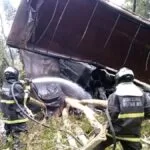 Bombeiros tentam acessar cabine de caminhão que pegou fogo na BR-262