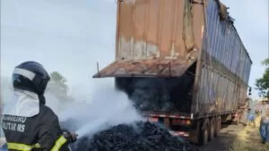Leia mais sobre o artigo Incêndio em carga de carvão mobiliza equipes do Corpo de Bombeiros de Corumbá