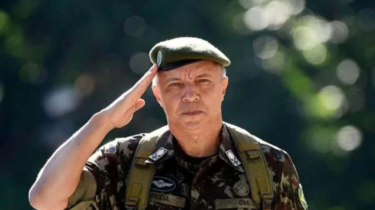 Você está visualizando atualmente Bolsonaro nomeia comandante do Exército escolhido por Lula