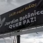 Moradores não querem Bolsonaro como vizinho e instalam outdoor: “Jair aqui não”