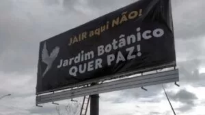 Leia mais sobre o artigo Moradores não querem Bolsonaro como vizinho e instalam outdoor: “Jair aqui não”