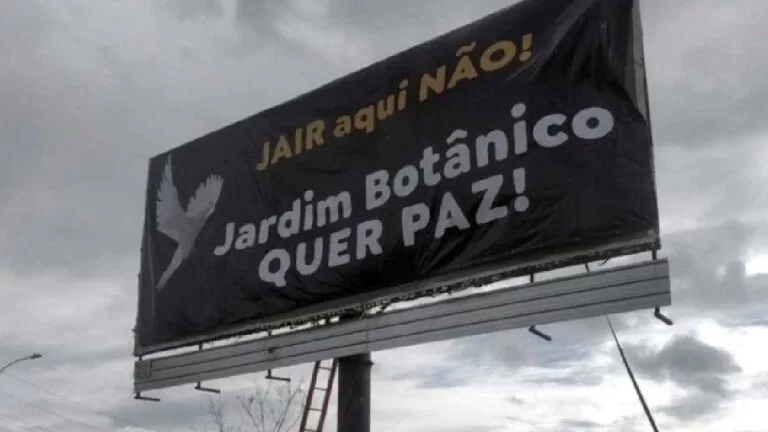Moradores não querem Bolsonaro como vizinho e instalam outdoor: “Jair aqui não”