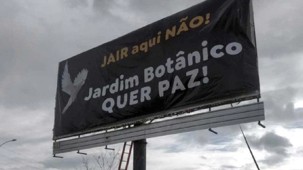 Você está visualizando atualmente Moradores não querem Bolsonaro como vizinho e instalam outdoor: “Jair aqui não”