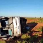 Ônibus com bolivianos que saiu de Corumbá tomba na MS-040 e deixa cinco feridos