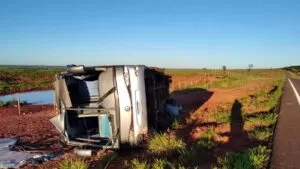 Leia mais sobre o artigo Ônibus com bolivianos que saiu de Corumbá tomba na MS-040 e deixa cinco feridos