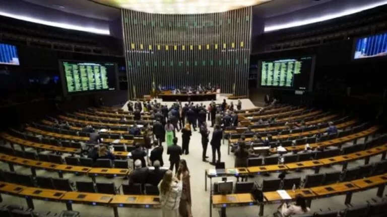 Câmara dos Deputados aprova texto-base da PEC da Transição em 1º turno