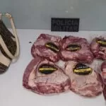 Após furtar mercadorias mulher retorna a supermercado e acaba presa com seis peças de carne