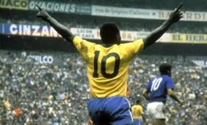 Leia mais sobre o artigo Atemporal: Pelé fazia mágica com a bola e imortalizou a camisa 10