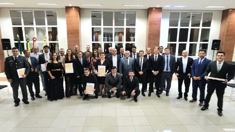 Sessão solene marca entrega de títulos de cidadãos corumbaenses