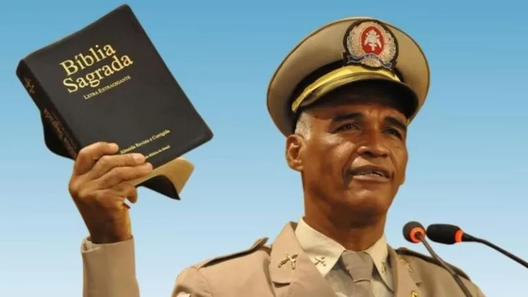 Posse de Lula: quem é homem fardado que se destacou carregando Bíblia na cerimônia