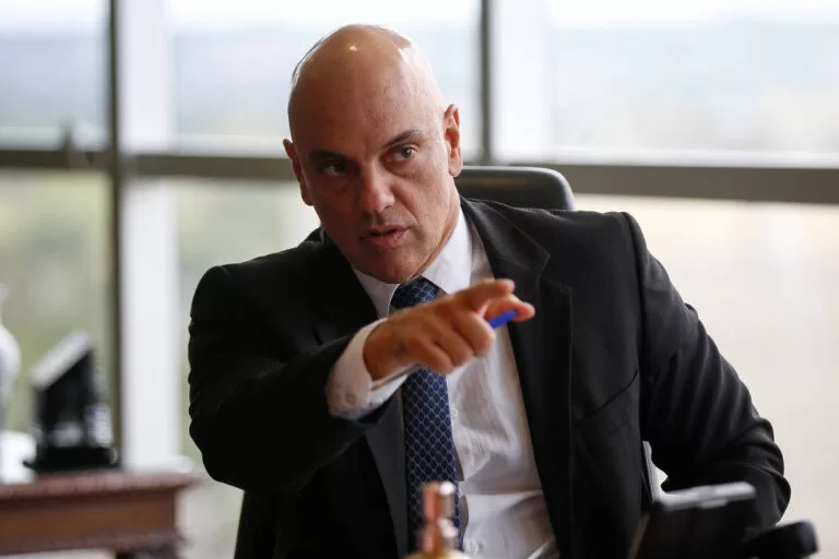 Moraes determina prisão e multa caso golpistas obstruam vias em novo ato