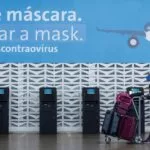 OMS pede que viajantes usem máscaras contra nova variante da covid-19