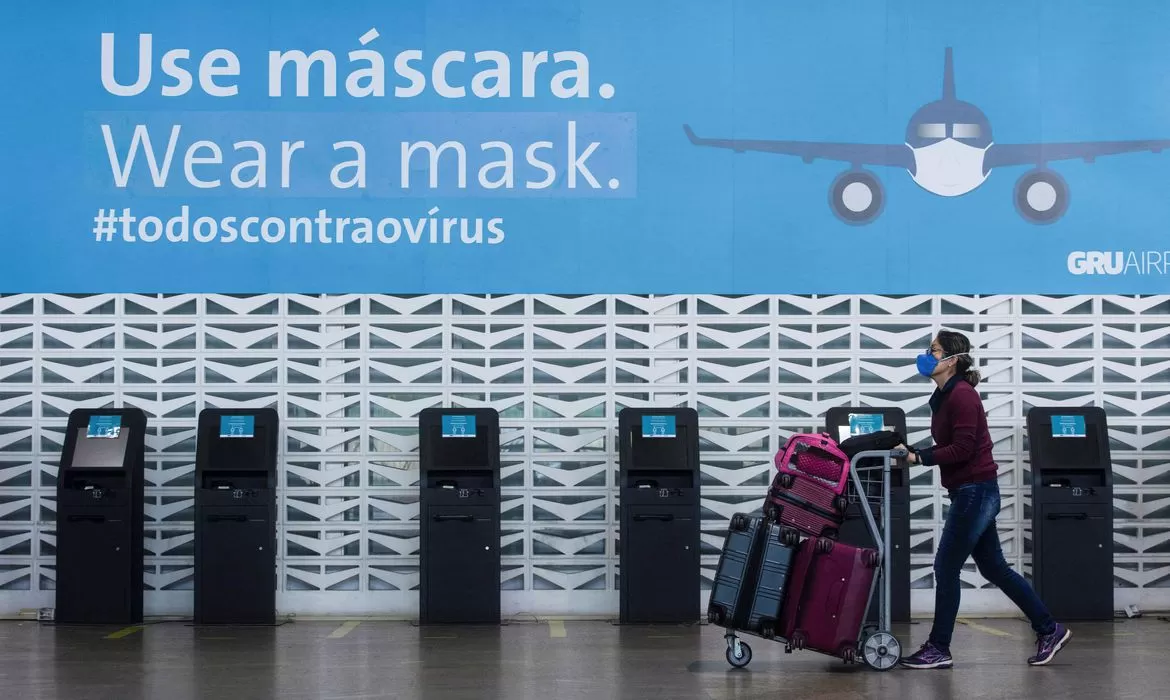 Você está visualizando atualmente OMS pede que viajantes usem máscaras contra nova variante da covid-19