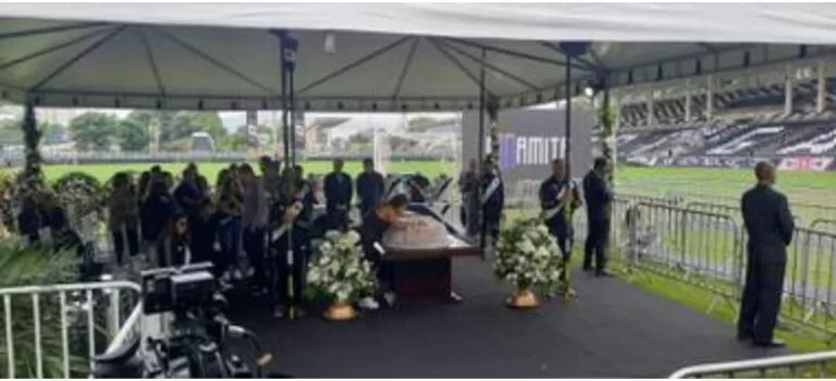 Roberto Dinamite é velado no gramado de São Januário com a presença de ex-jogadores e torcedores