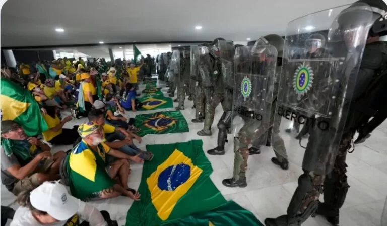 Banho frio, colchão no chão e mau cheiro do banheiro: as queixas dos presos em atos golpistas