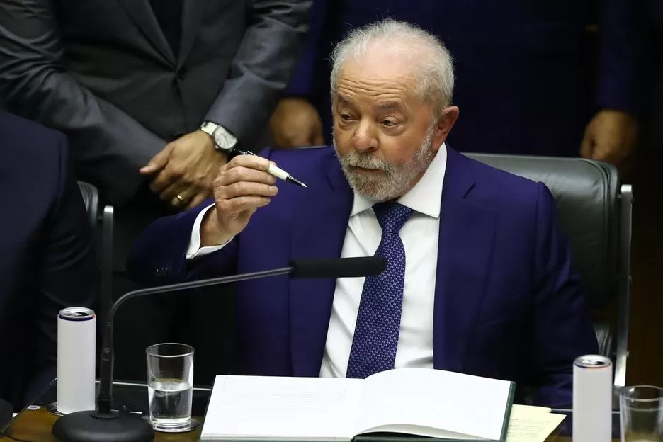 Você está visualizando atualmente Decreto de armas de Lula reforça poder da PF; bolsonaristas atacam Forças Armadas