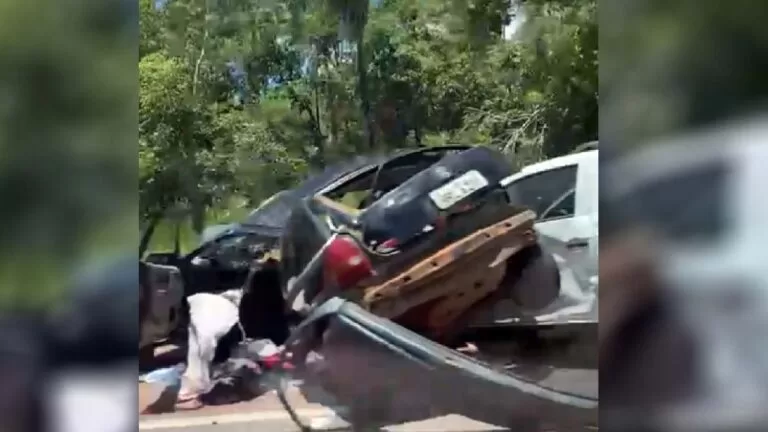 Colisão frontal entre veículos deixa um morto e quatro feridos na BR-262