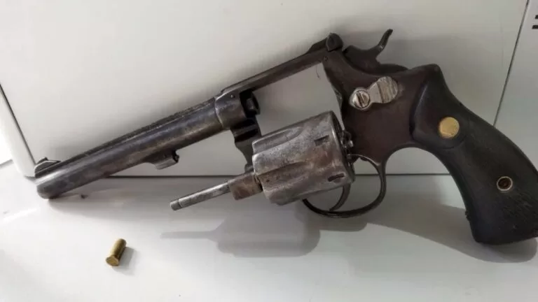 Mulher é acusada de tentar matar marido a tiros e ameaçar filha com martelo em Corumbá