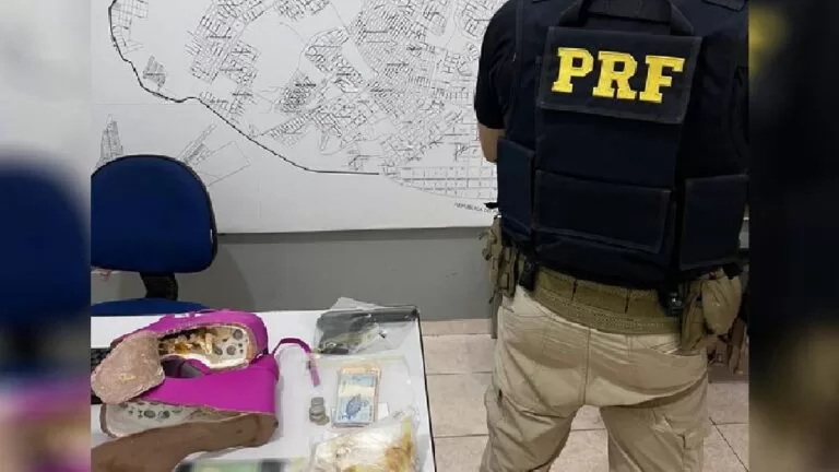 Mulher é presa pela PRF com arma e drogas escondida em solado de sandália