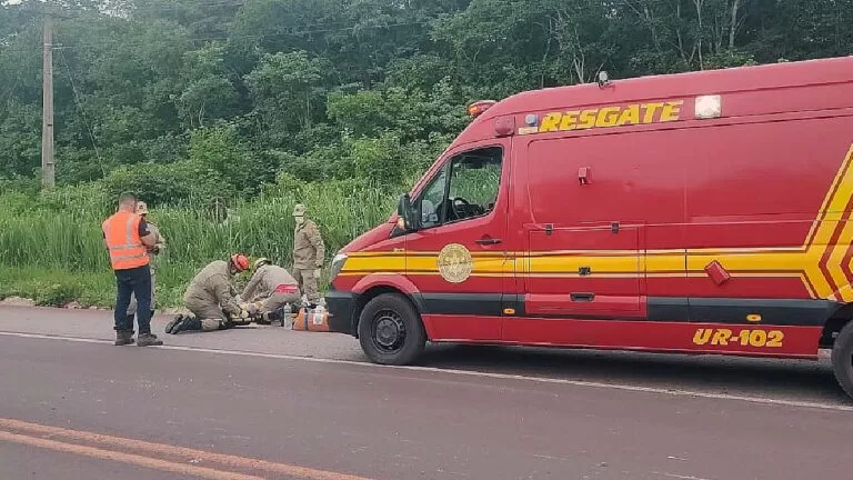 Bombeiros socorrem vítima de capotamento próximo a entrada de Corumbá