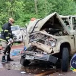 Homem fica preso nas ferragens após colisão entre caminhonetes no Anel Viário em Corumbá