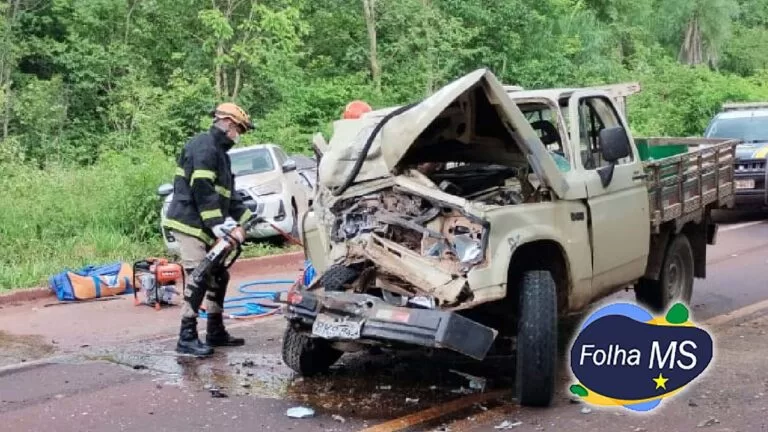 Homem fica preso nas ferragens após colisão entre caminhonetes no Anel Viário em Corumbá