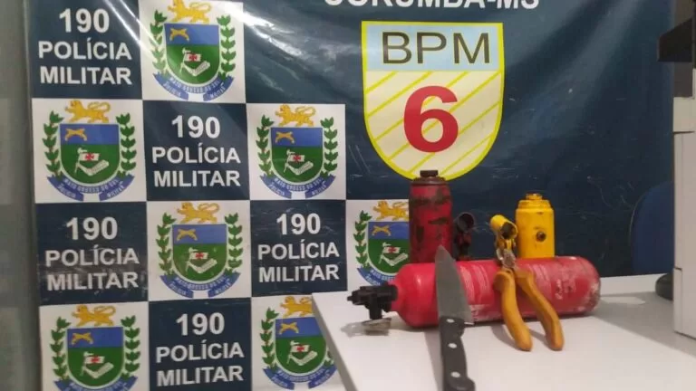 Dupla furta tela de alambrado e acaba presa pela PM na parte alta de Corumbá