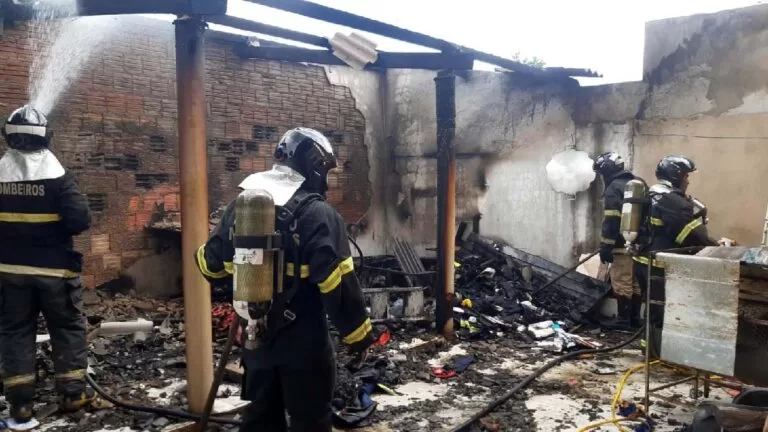 Incêndio em edícula destrói mobília, moto e mata cachorro de família em Corumbá
