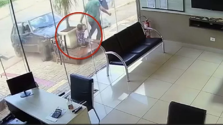 Motorista embriagado invade autoescola e prensa criança de 5 anos em Bonito