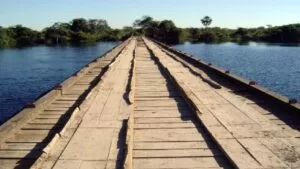 Leia mais sobre o artigo Ponte sobre Rio Nabileque no Pantanal terá travessia de veículos suspensa para reforma