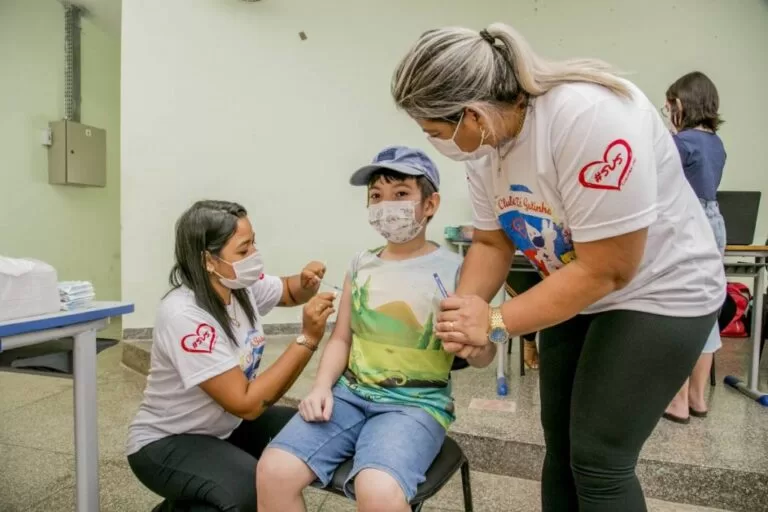 Corumbá promove no sábado vacinação contra covid e atualização da caderneta