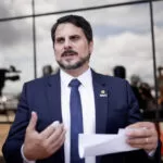 Senador anuncia renúncia e diz que Bolsonaro tentou coagi-lo a dar um golpe