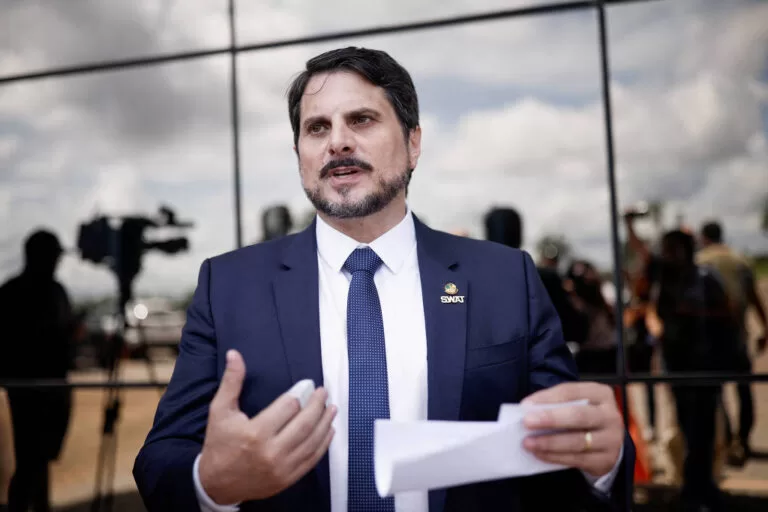 Senador anuncia renúncia e diz que Bolsonaro tentou coagi-lo a dar um golpe