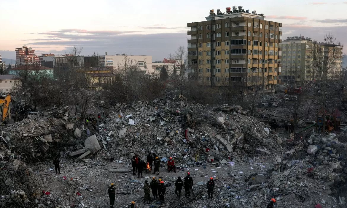 Você está visualizando atualmente Adolescente é resgatada de escombros na Turquia 10 dias após terremoto