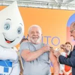Alckmin aplica dose de reforço bivalente contra covid-19 em Lula