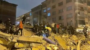 Leia mais sobre o artigo Terremoto mata mais de 1600 pessoas na fronteira da Turquia com a Síria