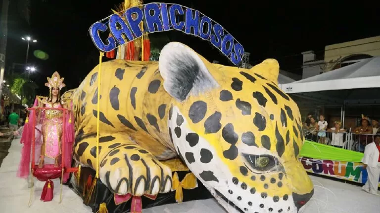 Caprichosos de Corumbá abre noite de desfiles cantando a história e força de Xangô