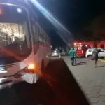 Mulher é socorrida após colisão entre carro e ônibus na região central