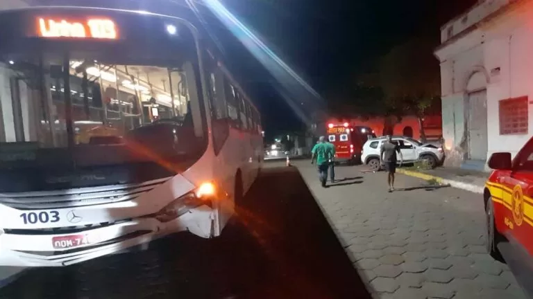 Mulher é socorrida após colisão entre carro e ônibus na região central