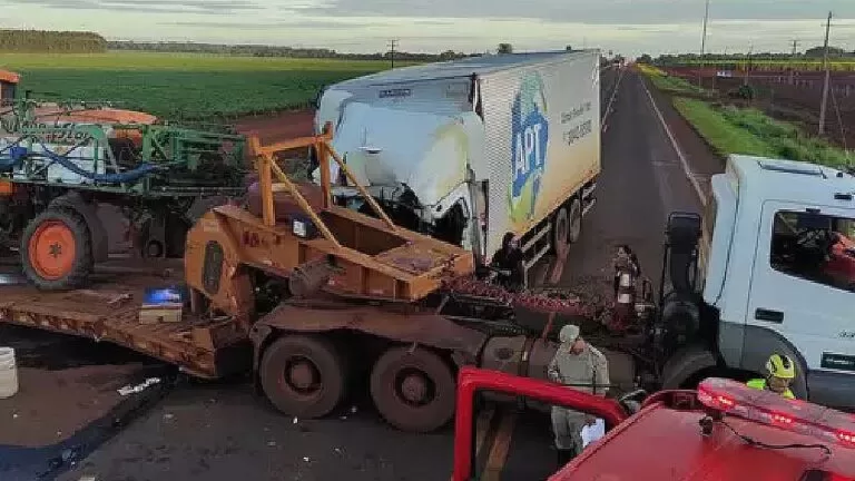 Motorista de caminhão morre após colisão com carreta na BR-163